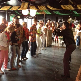 Gasten volgen samen een dansinstructeur