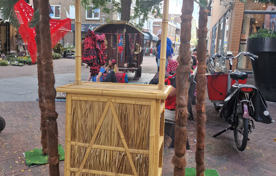 Bamboebar met palmen als tropische aankleding