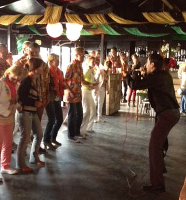 Gasten volgen samen een dansinstructeur