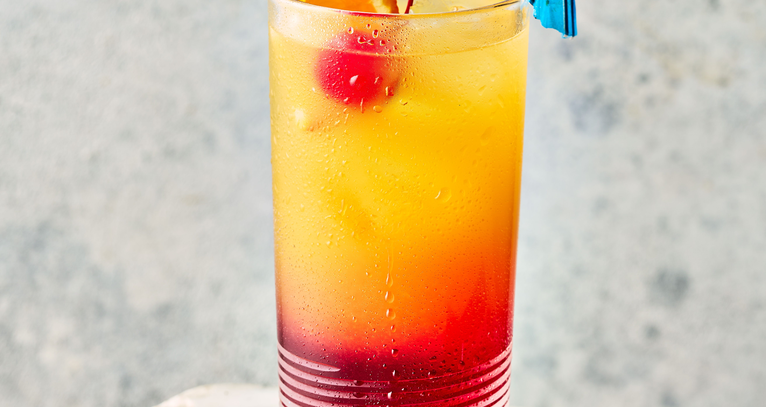 Kleurrijke cocktail met citrusfruit en een parasolletje