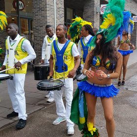 Percussionisten met trommels tijdens een tropisch optreden