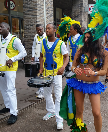 Percussionisten met trommels tijdens een tropisch optreden
