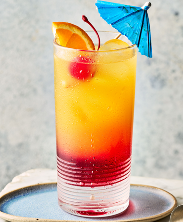 Kleurrijke cocktail met citrusfruit en een parasolletje